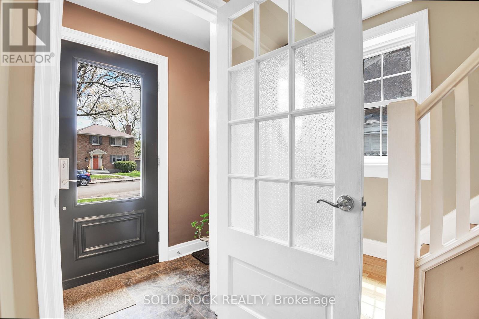 137 Southern Drive, Ottawa, Ontario  K1S 0P7 - Photo 3 - X12840706