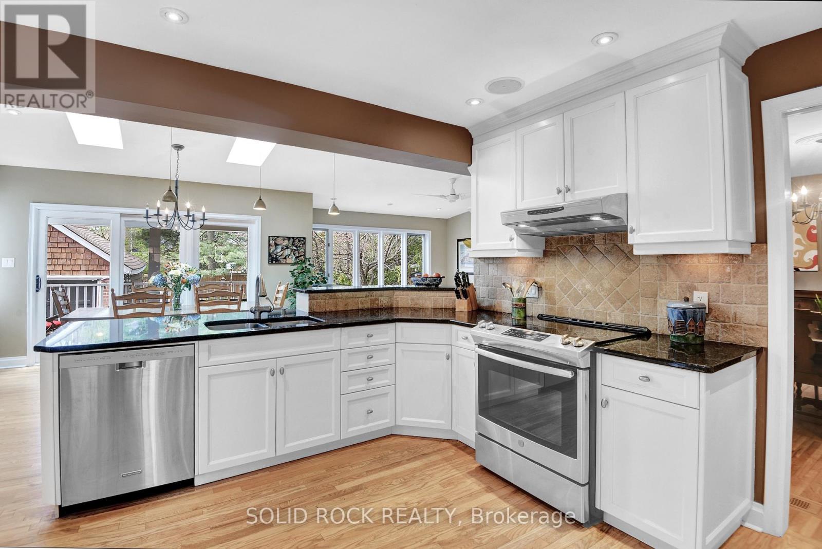 137 Southern Drive, Ottawa, Ontario  K1S 0P7 - Photo 8 - X12840706