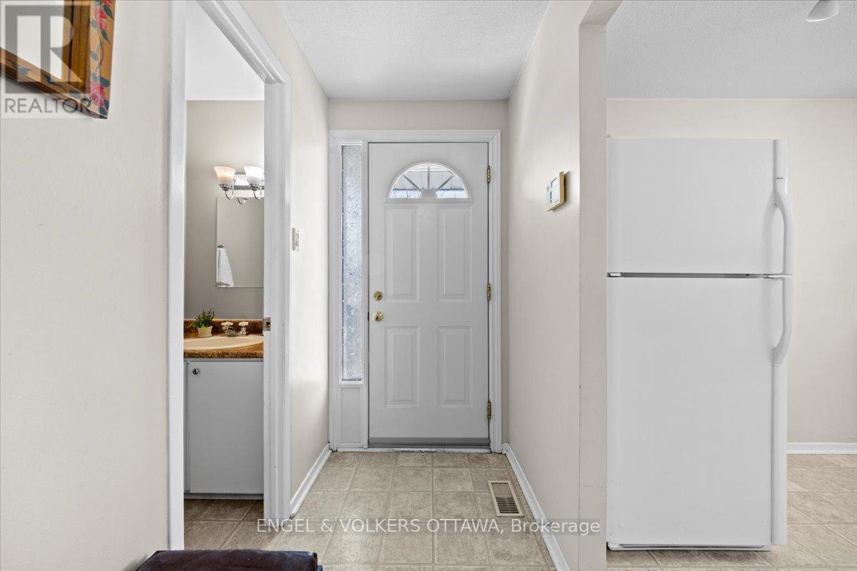 A - 1753 Lamoureux Drive, Ottawa, Ontario  K1E 2N3 - Photo 3 - X12840736