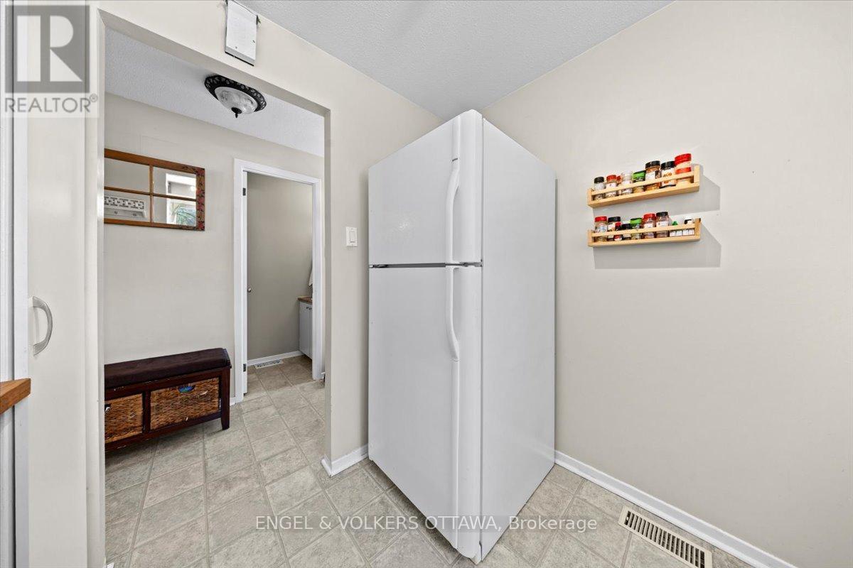 A - 1753 Lamoureux Drive, Ottawa, Ontario  K1E 2N3 - Photo 8 - X12840736