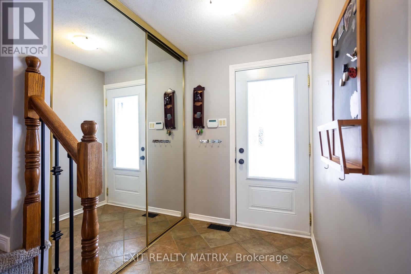 1879 Rosewind Court, Ottawa, Ontario  K1C 7E3 - Photo 5 - X12840764