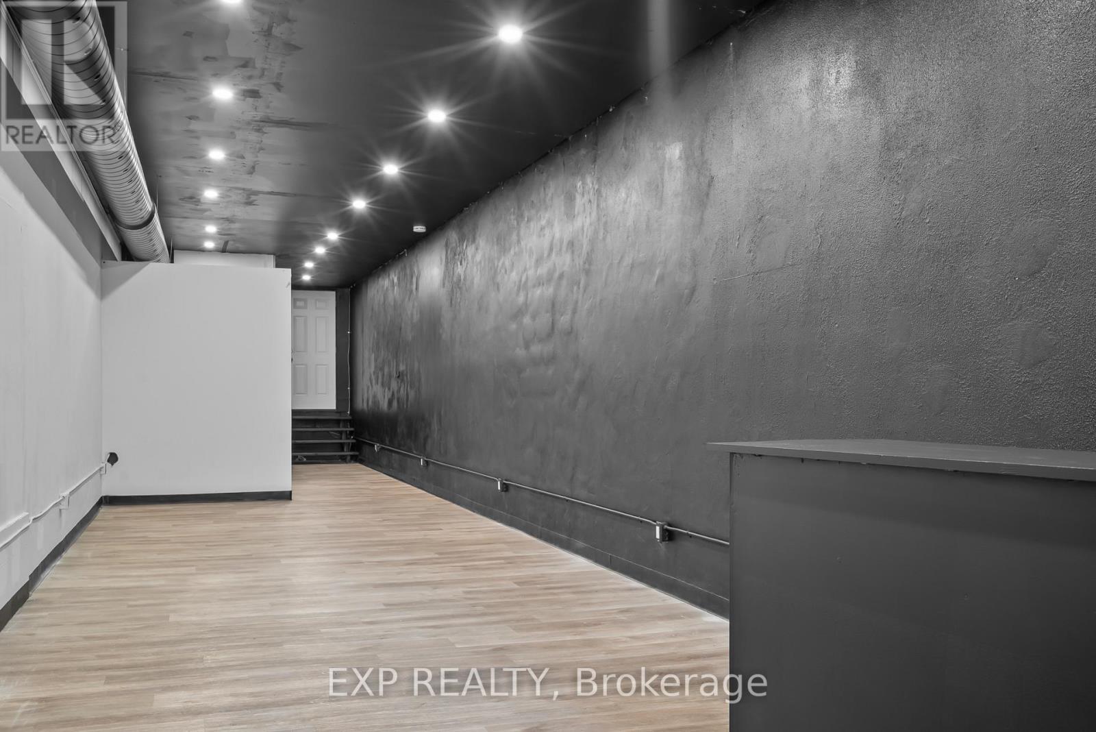 4586 Queen Street, Niagara Falls, Ontario  L2E 2L6 - Photo 2 - X12840808