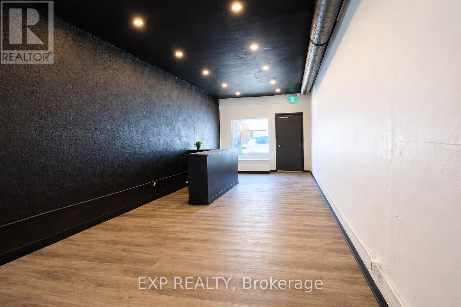 4586 Queen Street, Niagara Falls, Ontario  L2E 2L6 - Photo 3 - X12840808