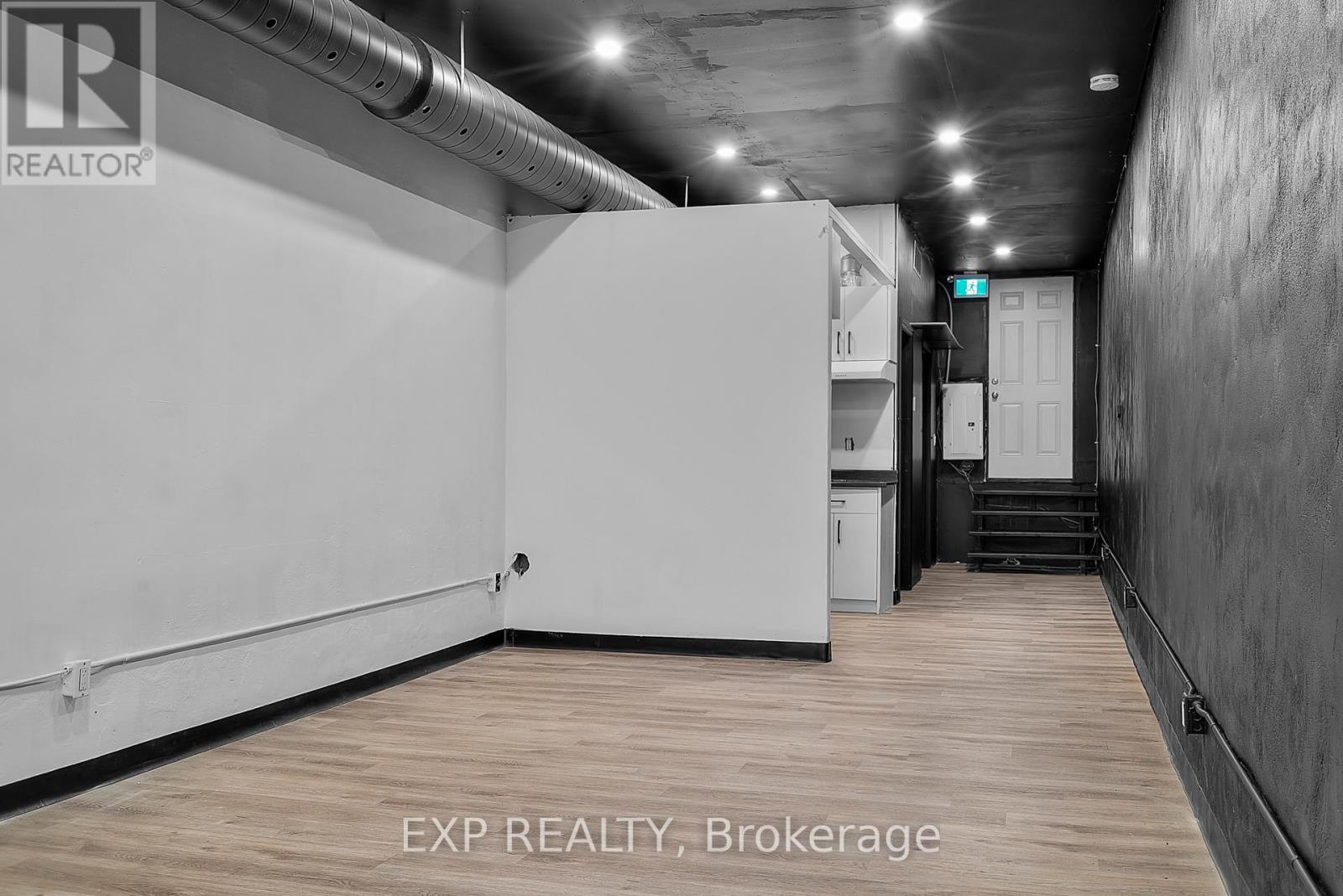 4586 Queen Street, Niagara Falls, Ontario  L2E 2L6 - Photo 4 - X12840808