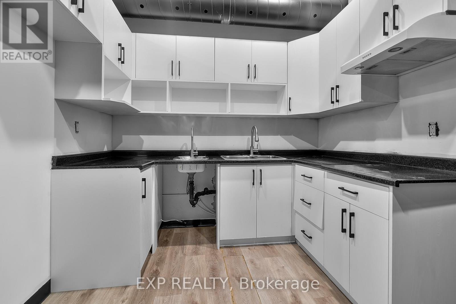 4586 Queen Street, Niagara Falls, Ontario  L2E 2L6 - Photo 5 - X12840808