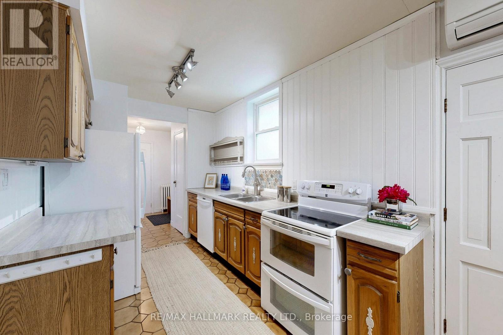 85 Roosevelt Road, Toronto, Ontario  M4J 4T8 - Photo 8 - E12840708