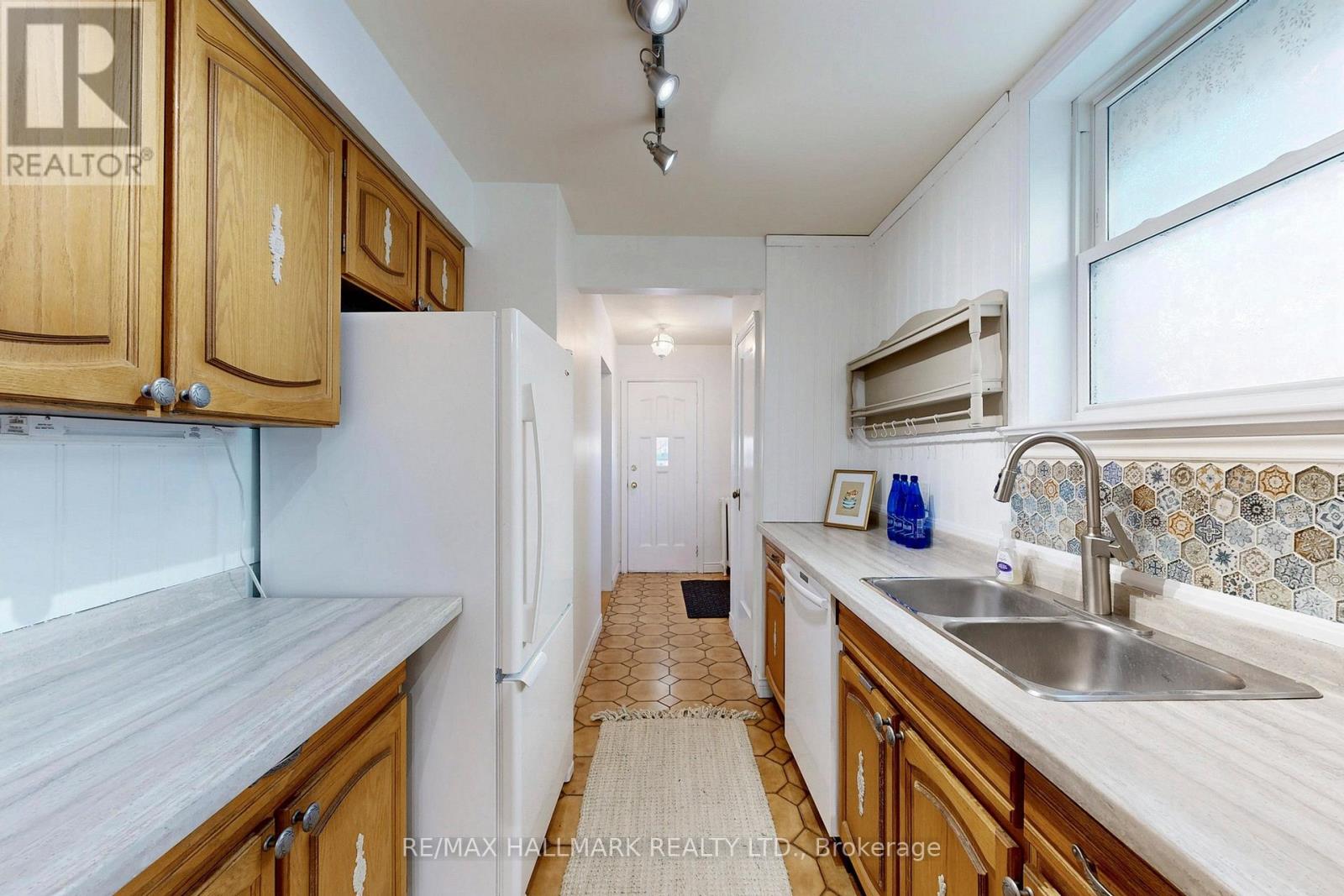 85 Roosevelt Road, Toronto, Ontario  M4J 4T8 - Photo 9 - E12840708