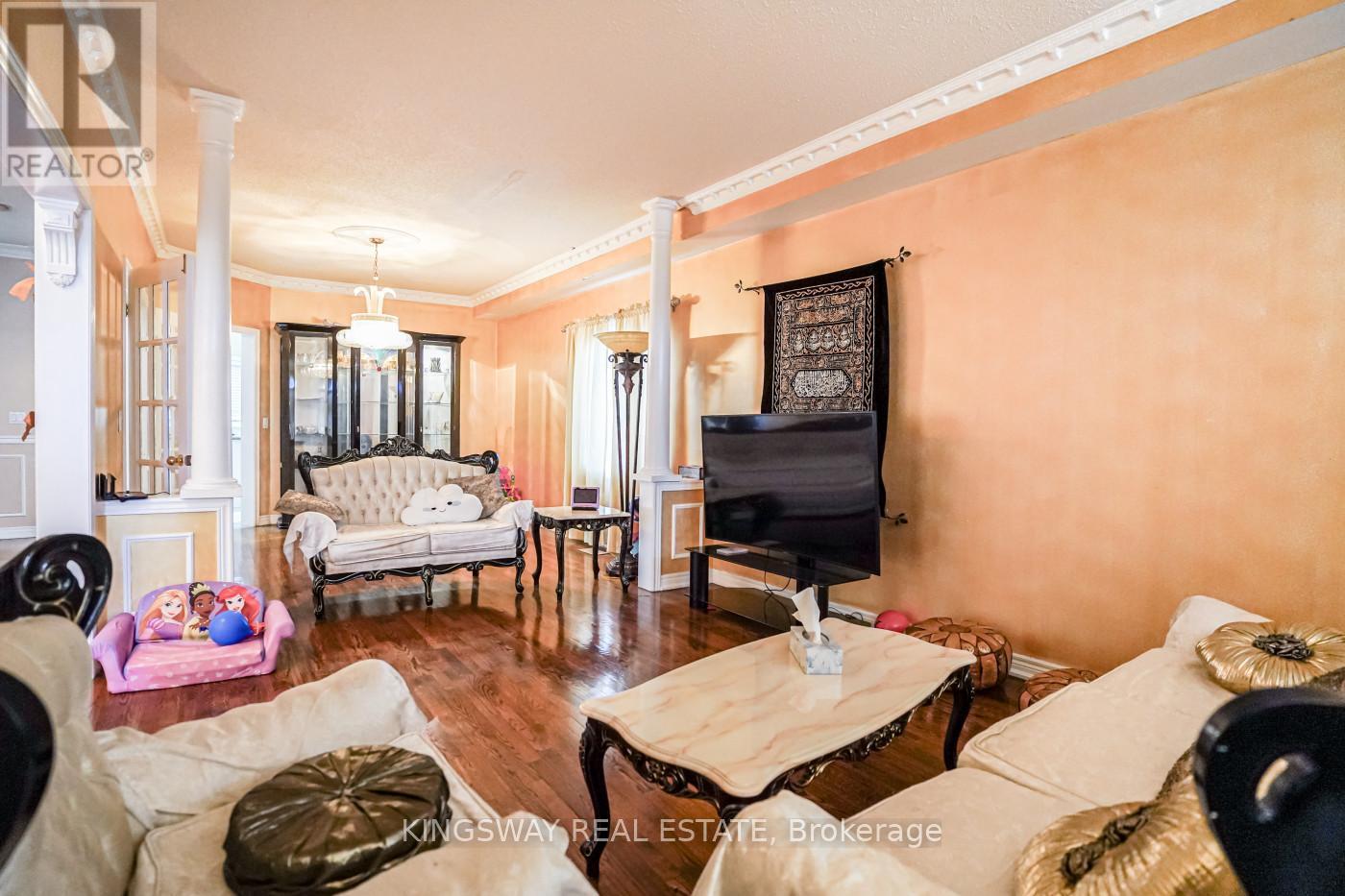 5969 Rayshaw Court, Mississauga, Ontario  L5M 2P4 - Photo 10 - W12840734