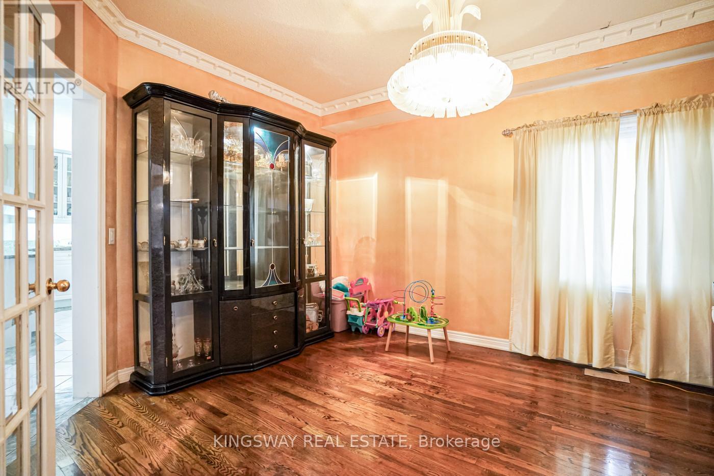 5969 Rayshaw Court, Mississauga, Ontario  L5M 2P4 - Photo 11 - W12840734