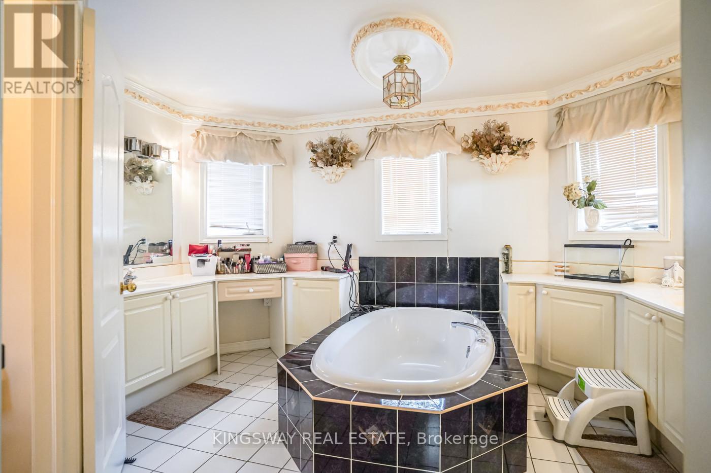 5969 Rayshaw Court, Mississauga, Ontario  L5M 2P4 - Photo 22 - W12840734