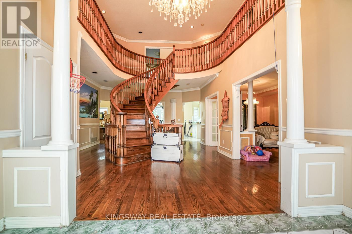 5969 Rayshaw Court, Mississauga, Ontario  L5M 2P4 - Photo 7 - W12840734