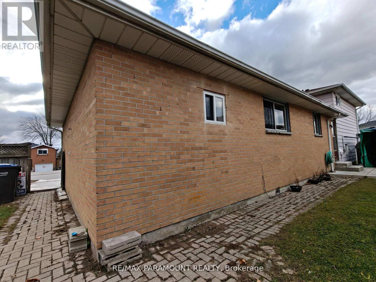 Upper - 3447 Monica Drive, Mississauga, Ontario  L4T 3E6 - Photo 6 - W12840778