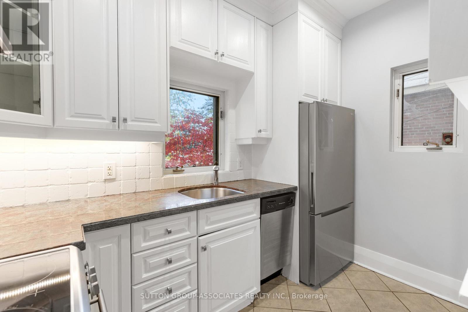 35 Highview Crescent, Toronto, Ontario  M6H 2Y3 - Photo 16 - W12836890