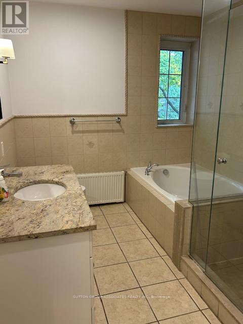 35 Highview Crescent, Toronto, Ontario  M6H 2Y3 - Photo 8 - W12836890