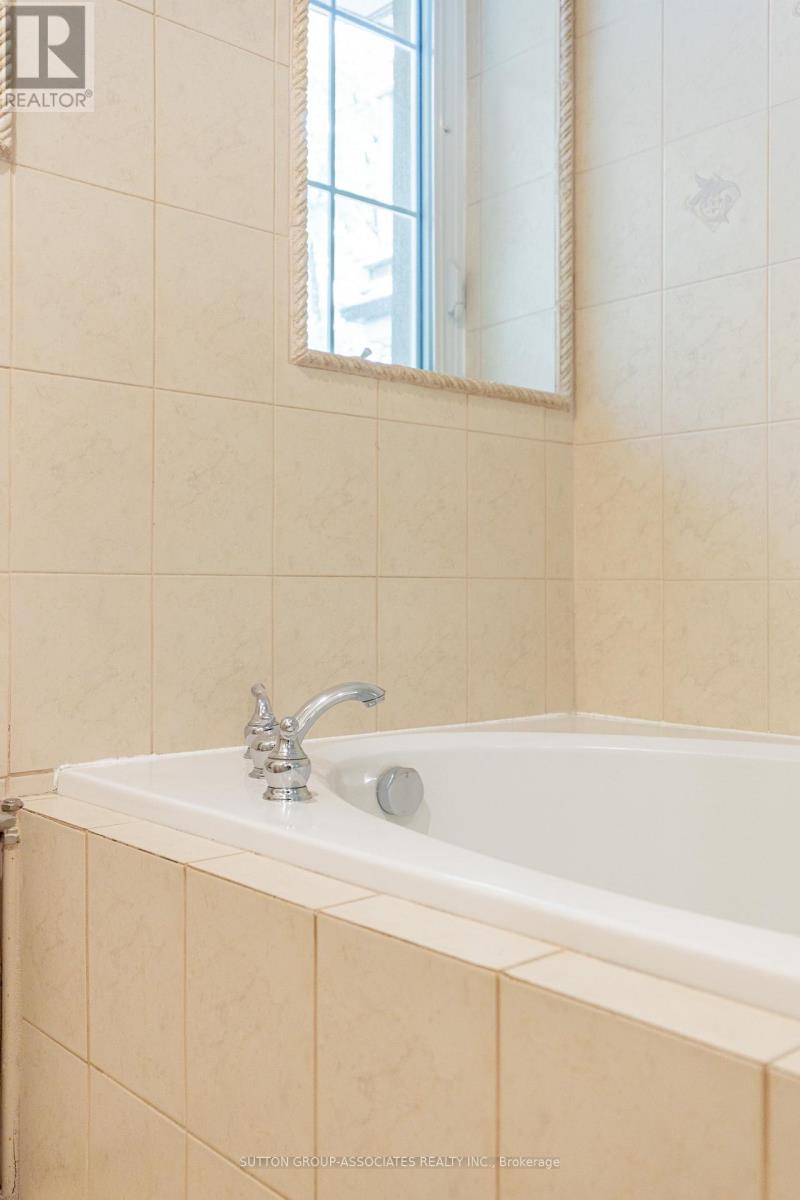 35 Highview Crescent, Toronto, Ontario  M6H 2Y3 - Photo 40 - W12836890