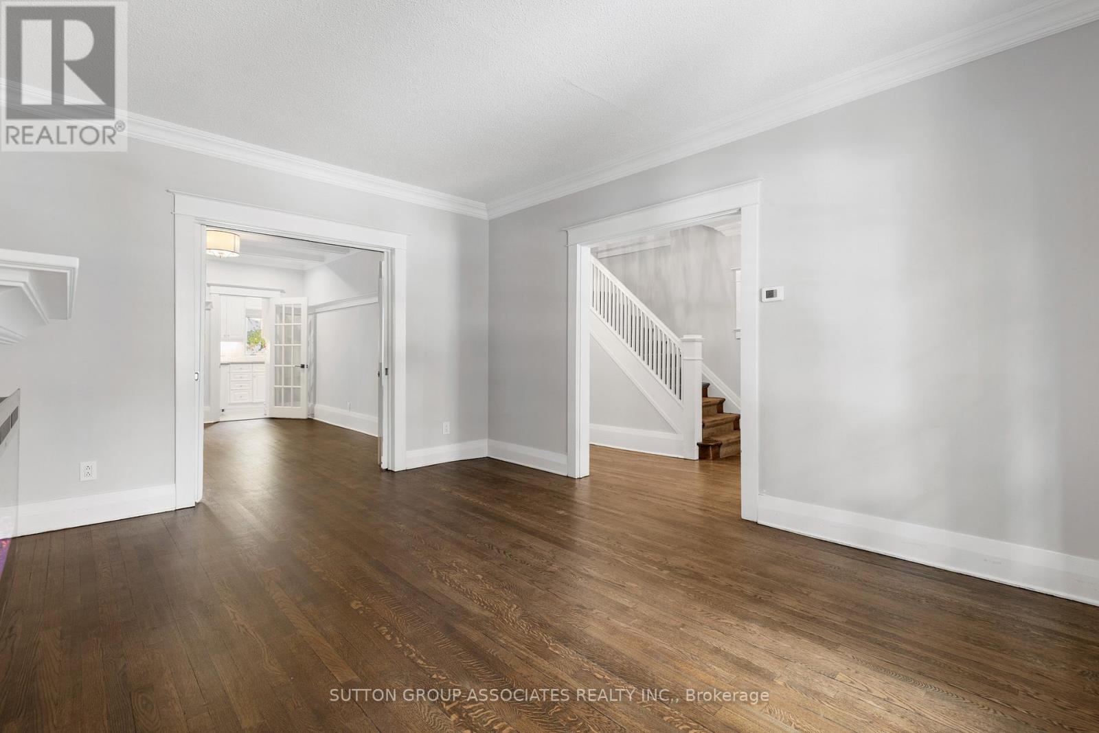 35 Highview Crescent, Toronto, Ontario  M6H 2Y3 - Photo 9 - W12836890