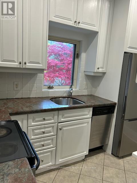 35 Highview Crescent, Toronto, Ontario  M6H 2Y3 - Photo 6 - W12836890