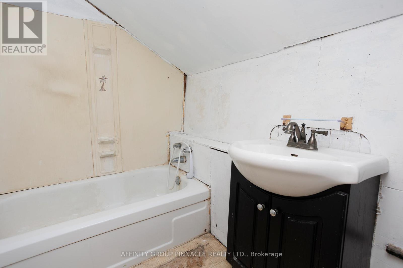 106 Russell Street W, Kawartha Lakes, Ontario  K9V 2X4 - Photo 21 - X12840874