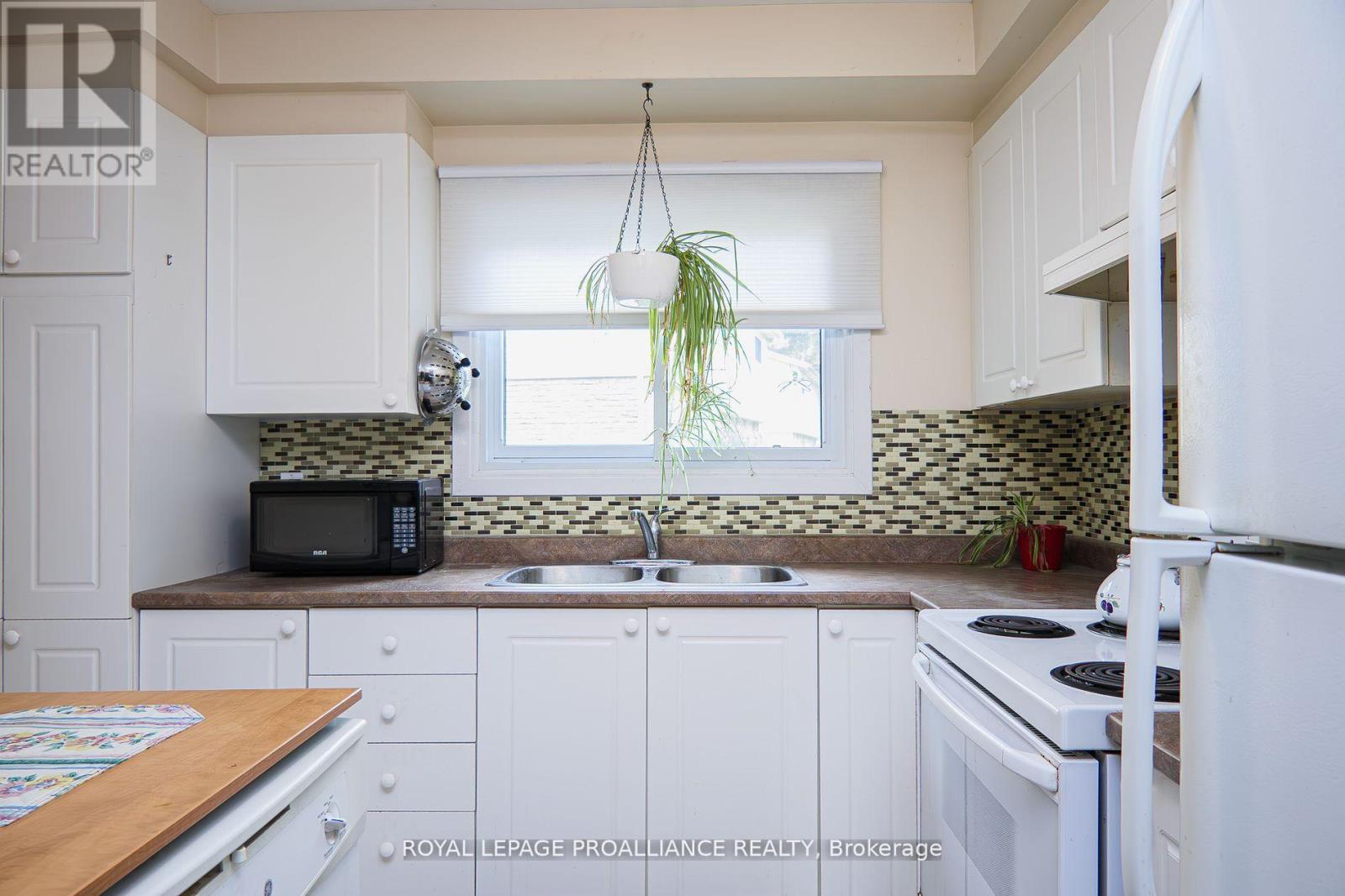 28 - 161 Bay Street, Quinte West, Ontario  K8V 1H9 - Photo 11 - X12840984