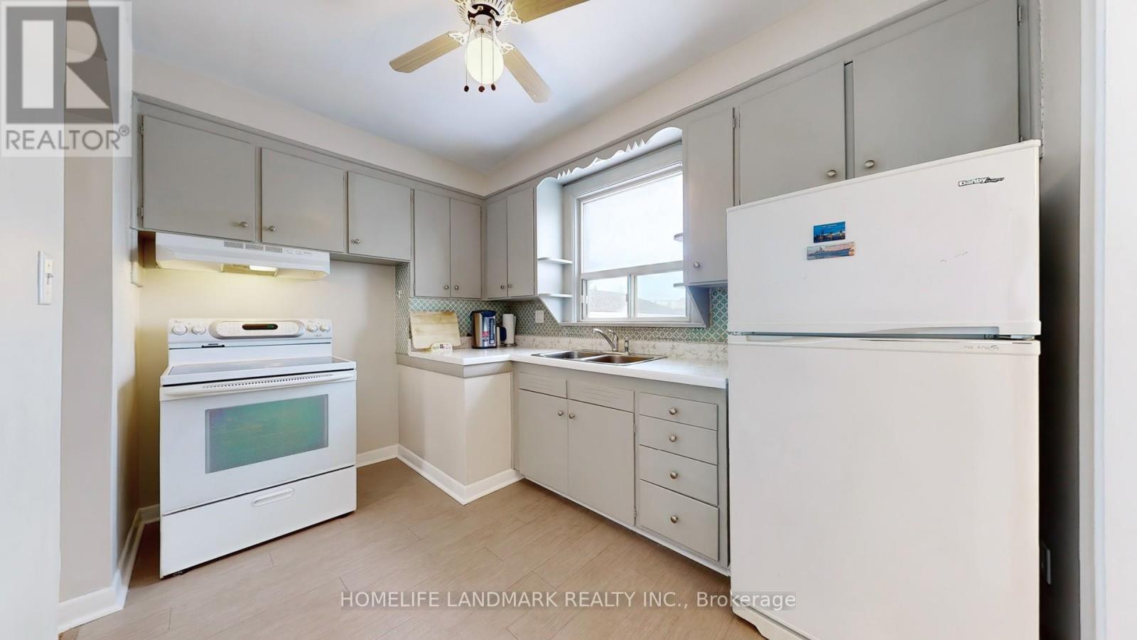 219 Southview Road, Oakville, Ontario  L6K 2P2 - Photo 5 - W12841000