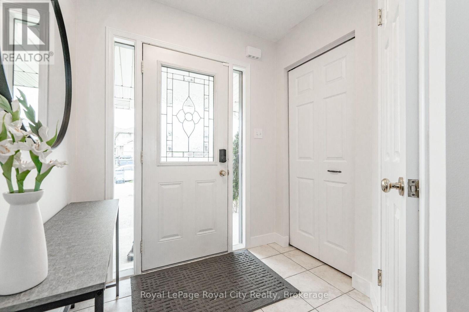 Upper - 25 Davison Drive, Guelph, Ontario  N1E 0C1 - Photo 3 - X12841170