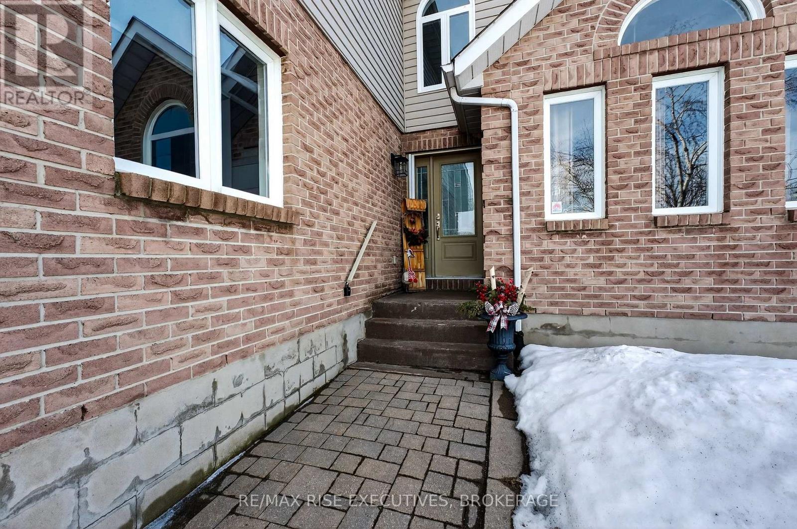 26 Miller Place, Loyalist, Ontario K7N 1X6 - Photo 2 - X12841204