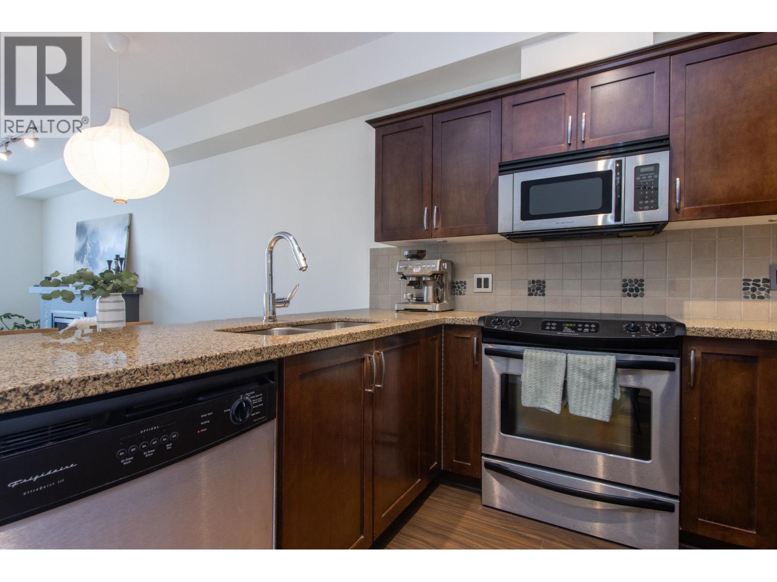 303 1336 Main Street, Squamish, British Columbia  V8B 0R2 - Photo 2 - R3094607