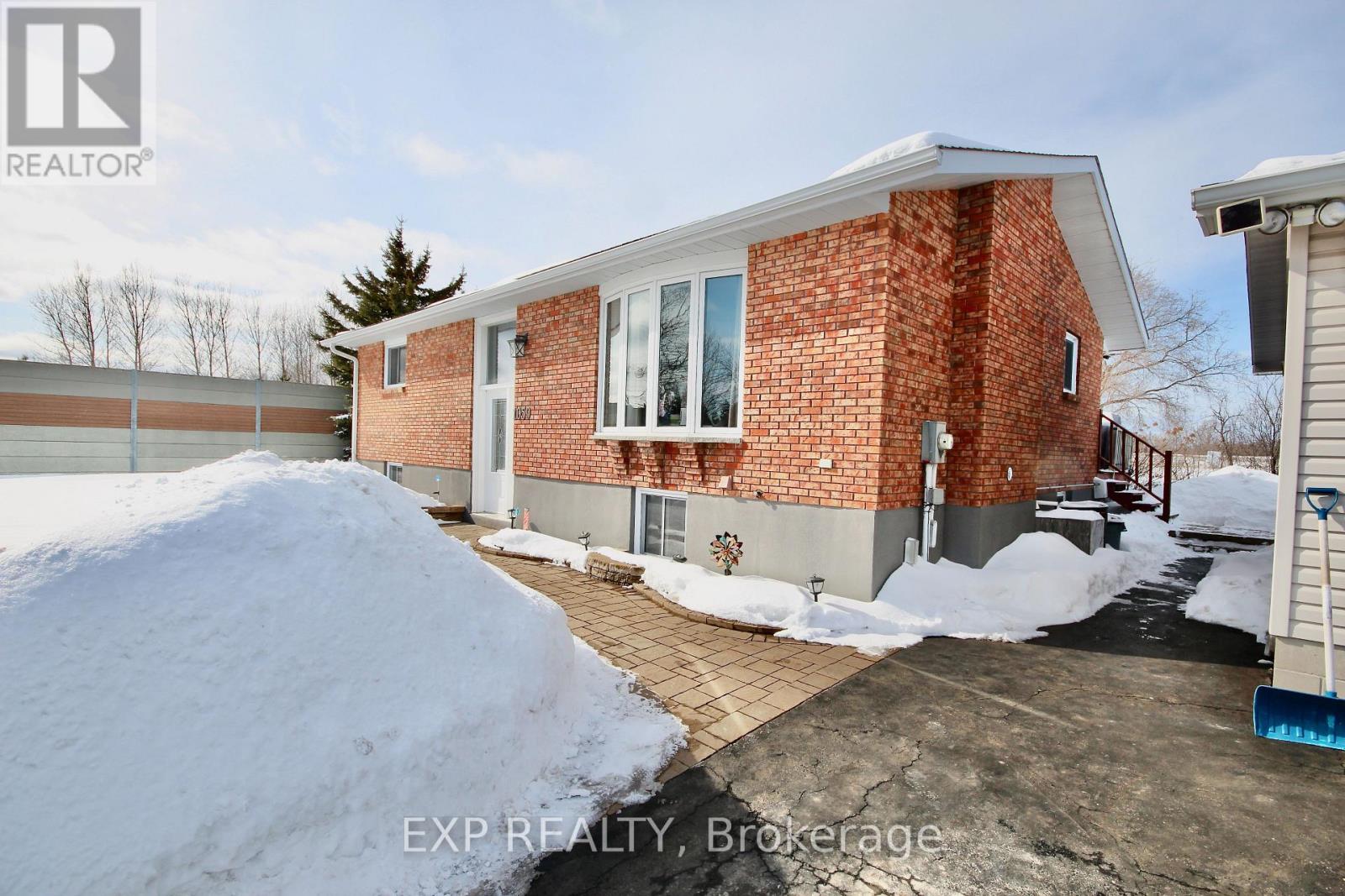 1059 Flynn Avenue, Ottawa, Ontario  K7S 3G7 - Photo 2 - X12841072
