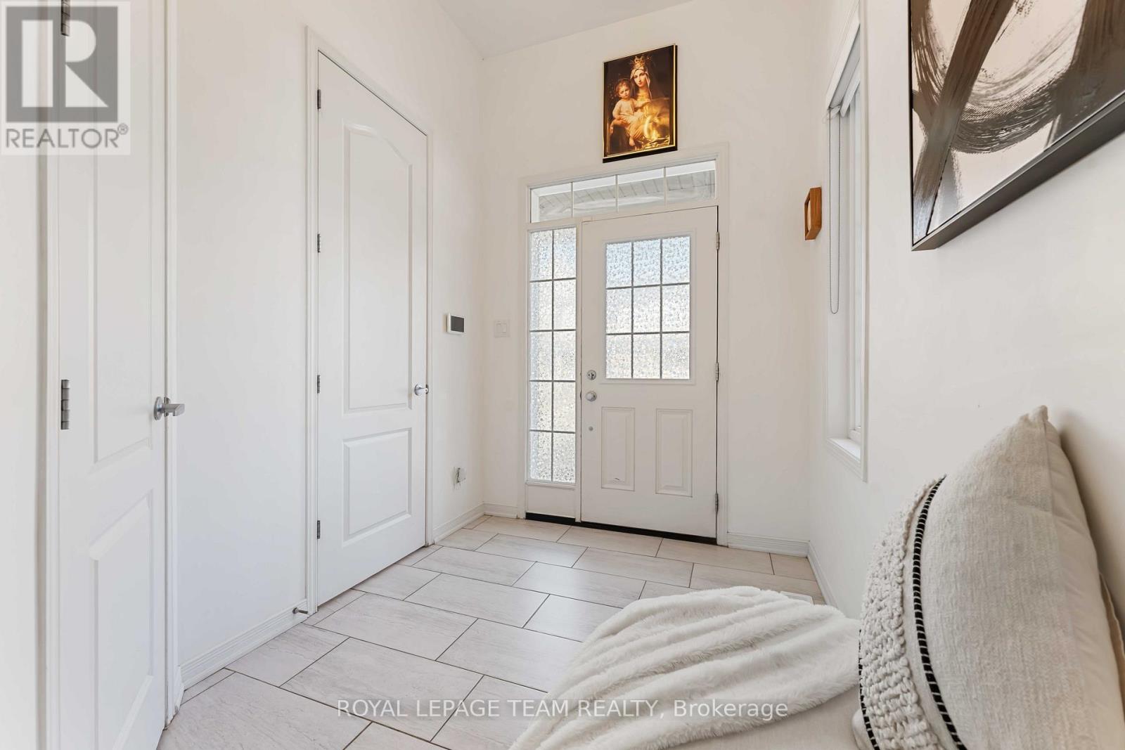 359 Melodie Street, Ottawa, Ontario  K1W 0L8 - Photo 4 - X12841110