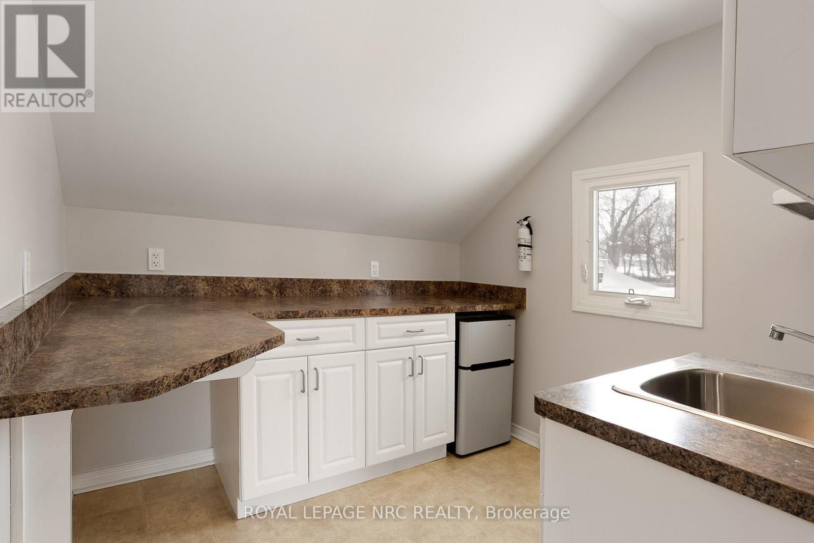 Upper - 6326 Thorold Stone Road, Niagara Falls, Ontario  L2J 1A8 - Photo 11 - X12841236