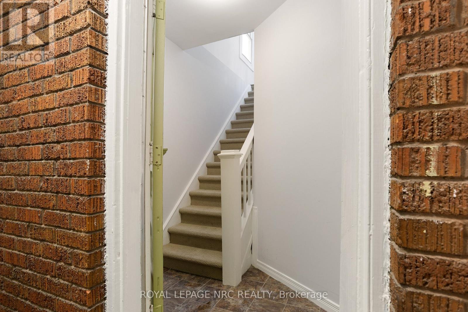 Upper - 6326 Thorold Stone Road, Niagara Falls, Ontario  L2J 1A8 - Photo 4 - X12841236