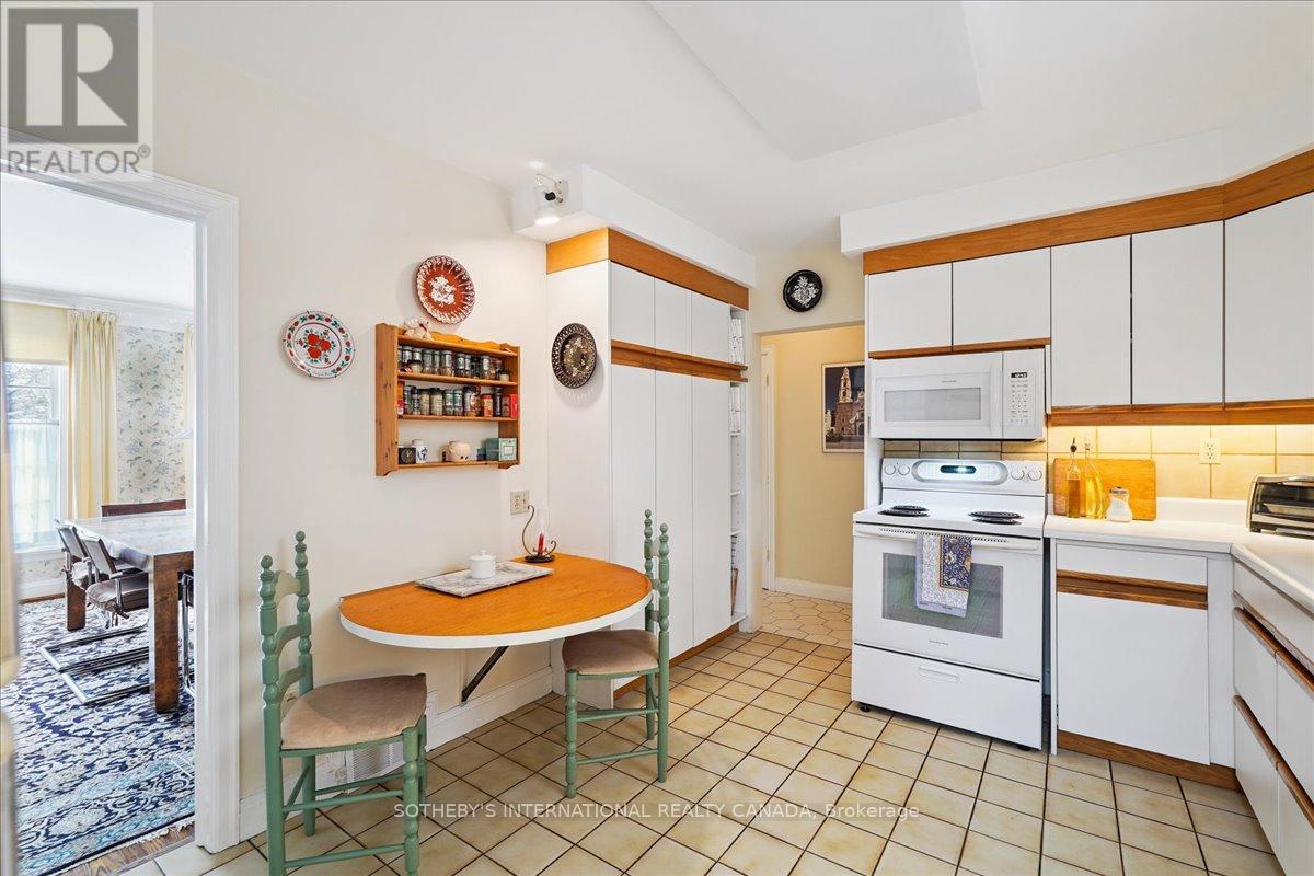 5 Moorehill Drive, Toronto, Ontario  M4G 1A2 - Photo 11 - C12841244