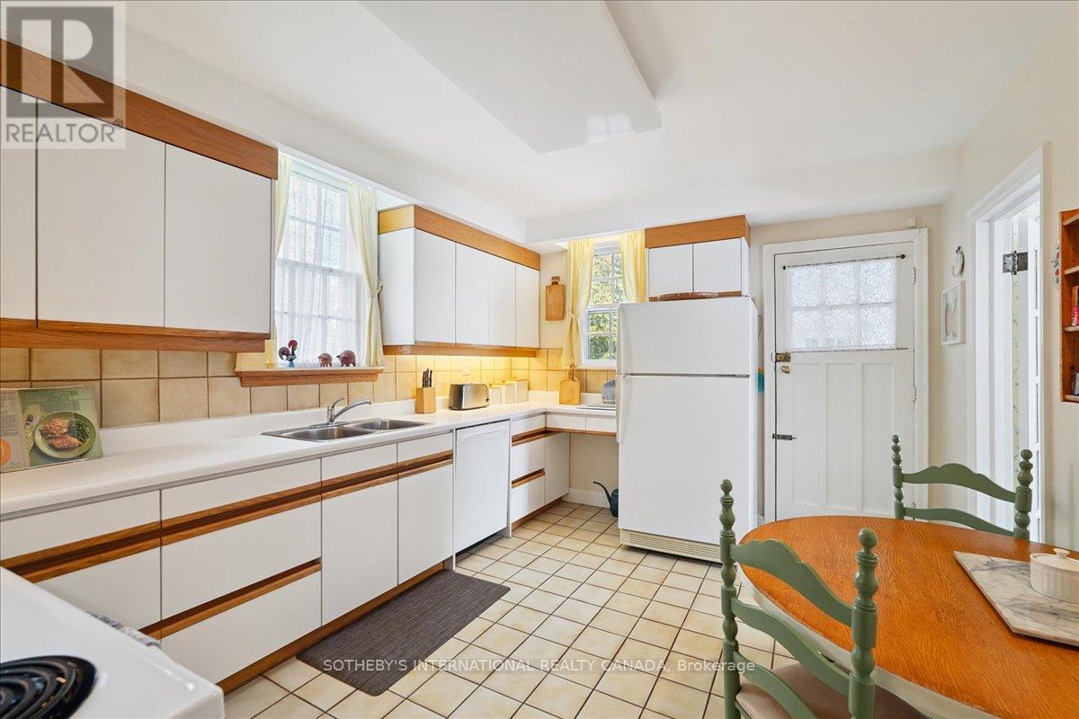 5 Moorehill Drive, Toronto, Ontario  M4G 1A2 - Photo 12 - C12841244