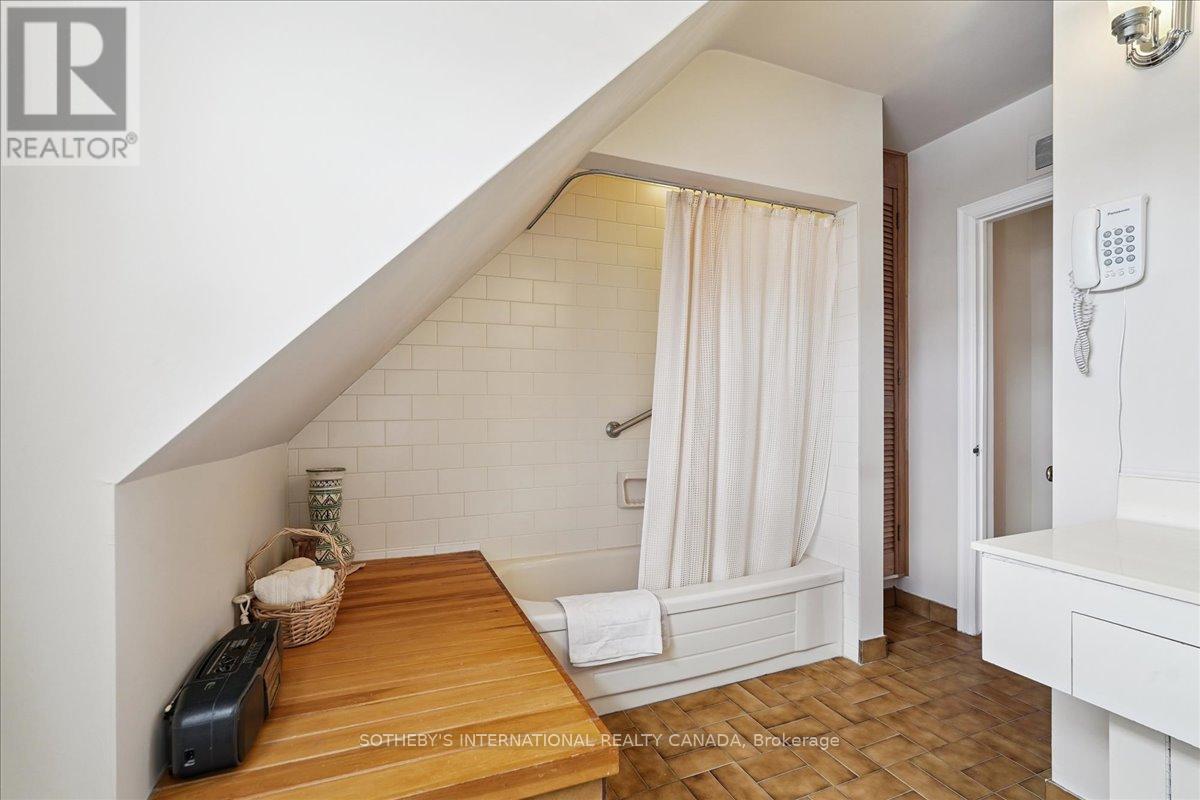 5 Moorehill Drive, Toronto, Ontario  M4G 1A2 - Photo 26 - C12841244