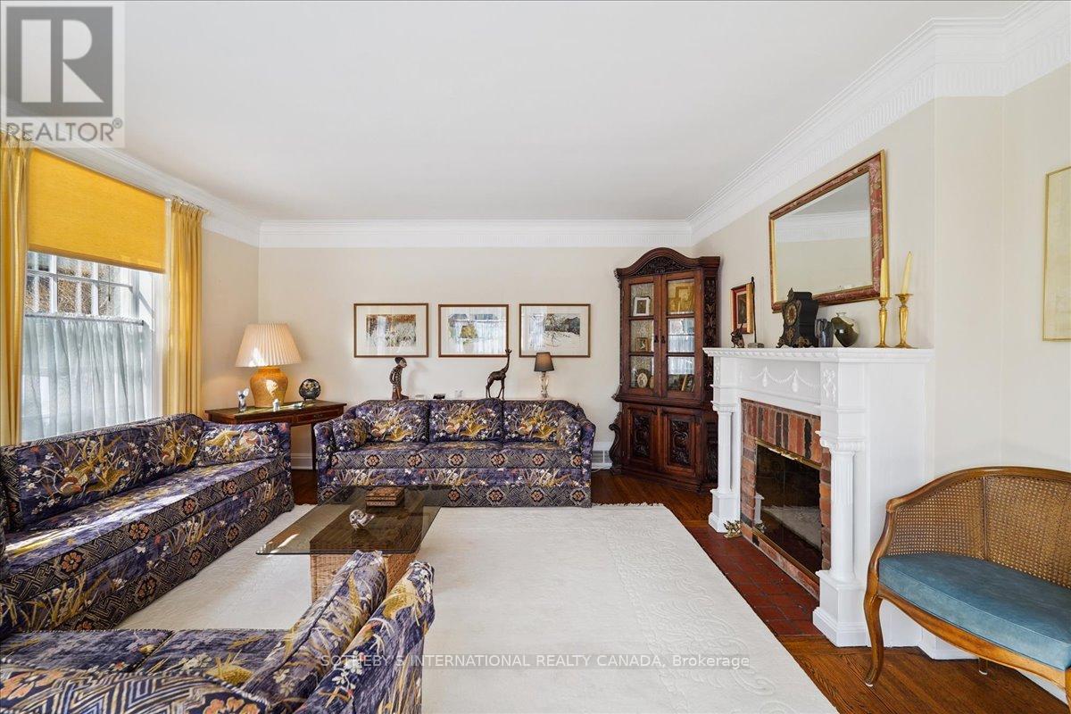 5 Moorehill Drive, Toronto, Ontario  M4G 1A2 - Photo 5 - C12841244