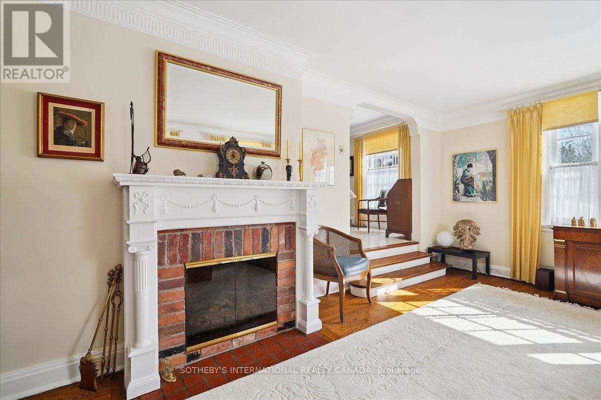 5 Moorehill Drive, Toronto, Ontario  M4G 1A2 - Photo 6 - C12841244