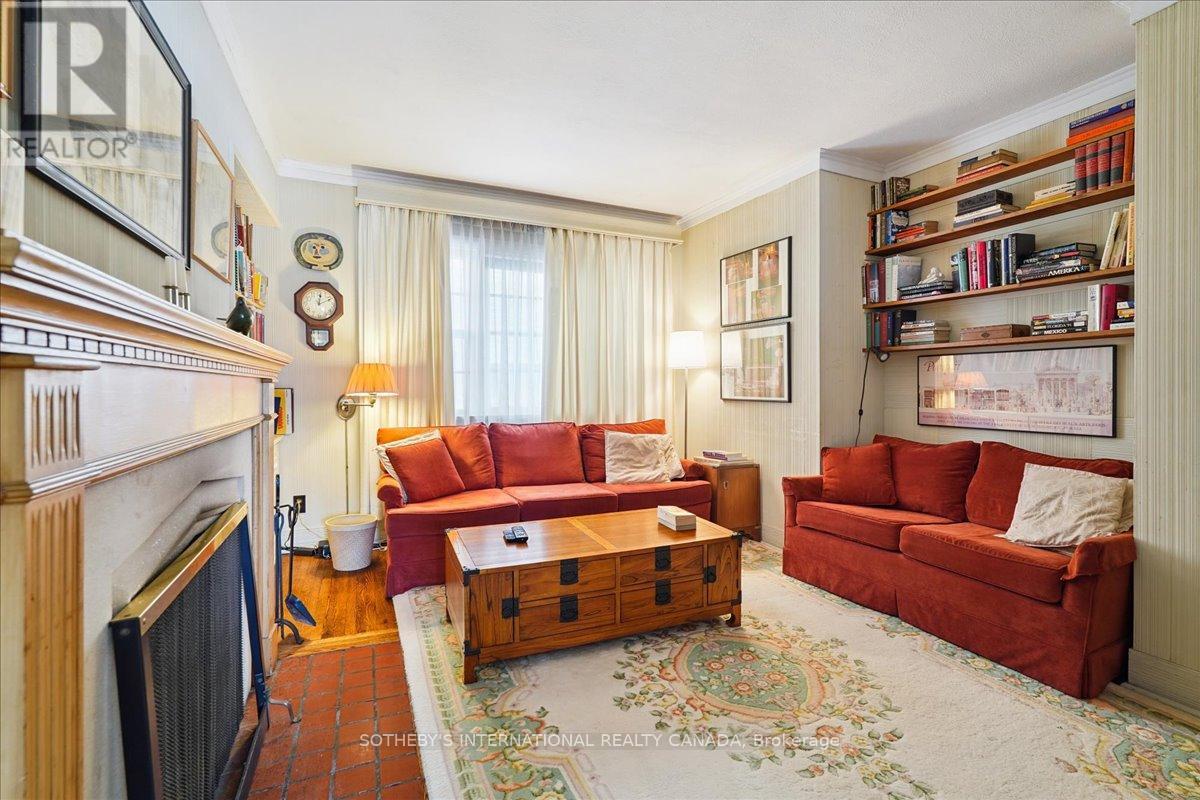 5 Moorehill Drive, Toronto, Ontario  M4G 1A2 - Photo 7 - C12841244