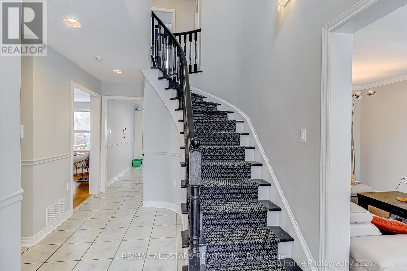 Main Floor - 6 Amberview Drive, Georgina, Ontario  L4P 3X6 - Photo 3 - N12841166