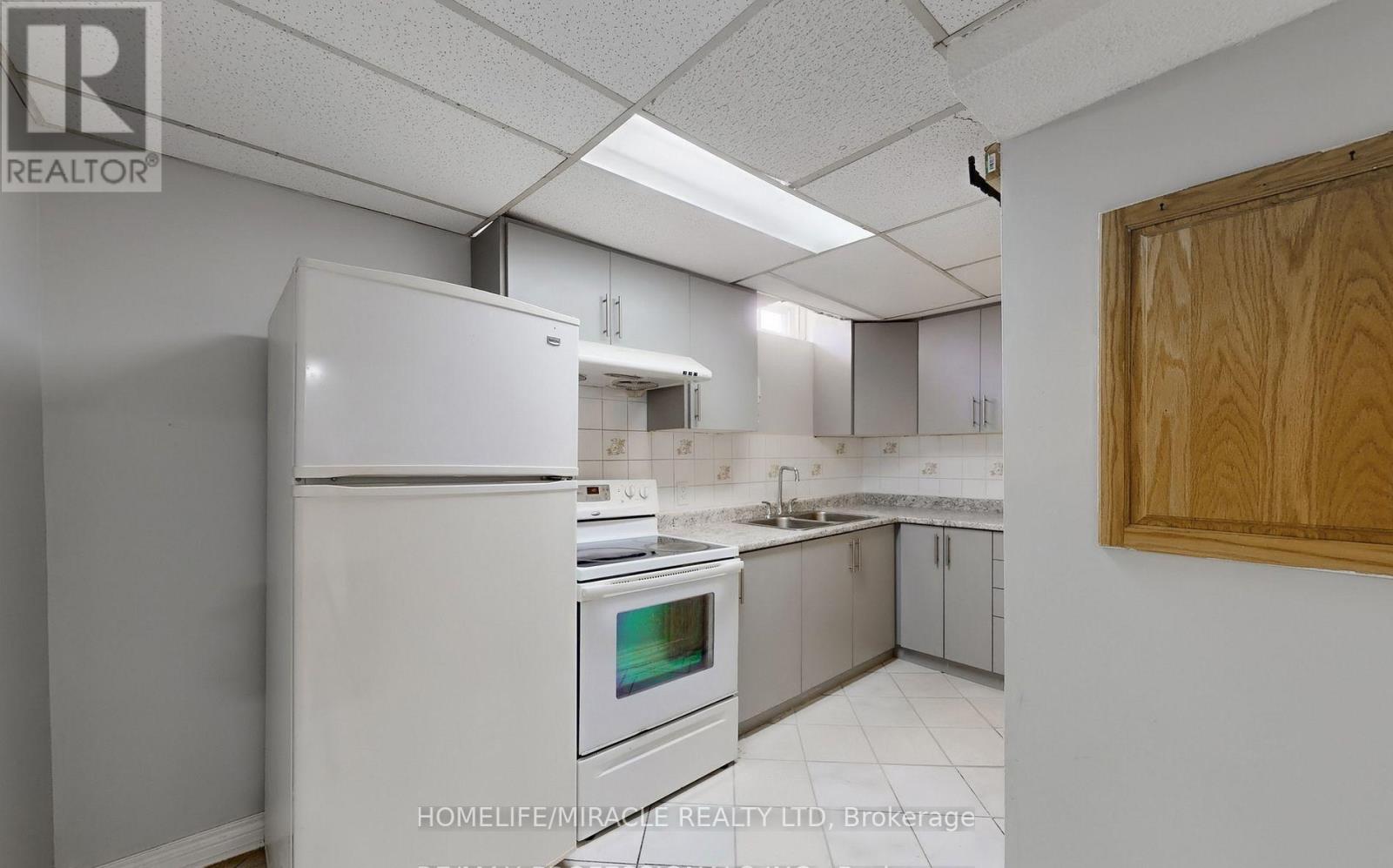 20 Nadia Place, Brampton, Ontario  L6S 4T6 - Photo 5 - W12841030