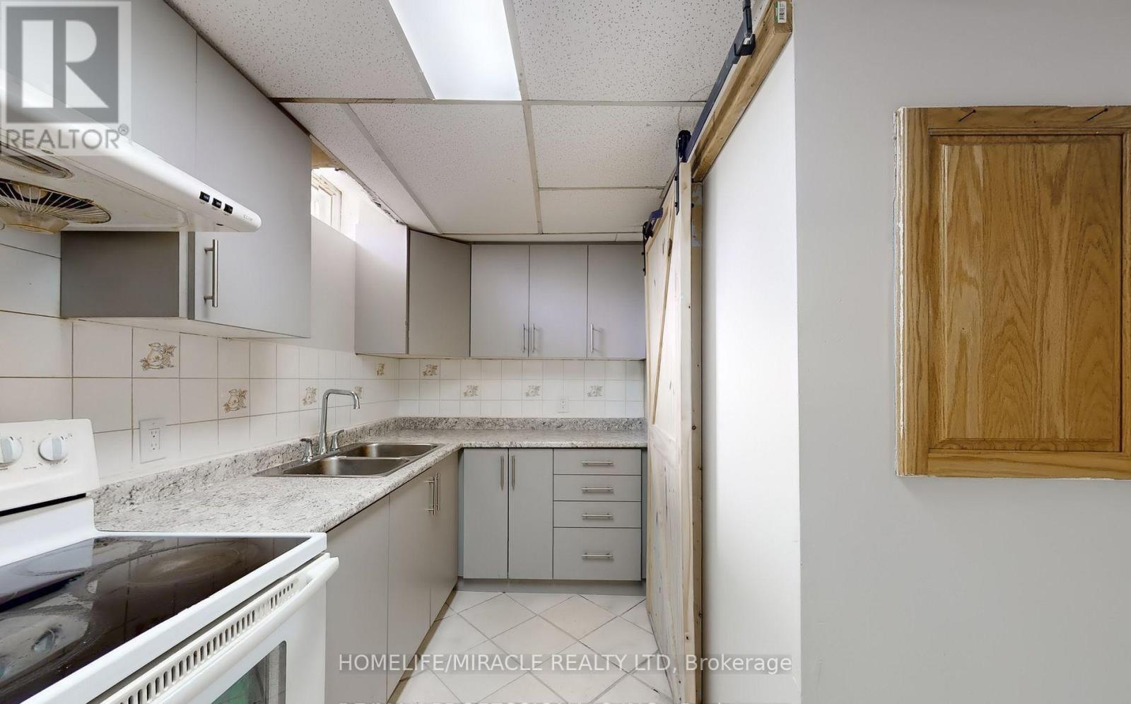 20 Nadia Place, Brampton, Ontario  L6S 4T6 - Photo 6 - W12841030