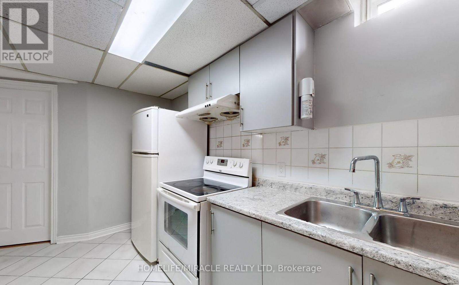 20 Nadia Place, Brampton, Ontario  L6S 4T6 - Photo 7 - W12841030