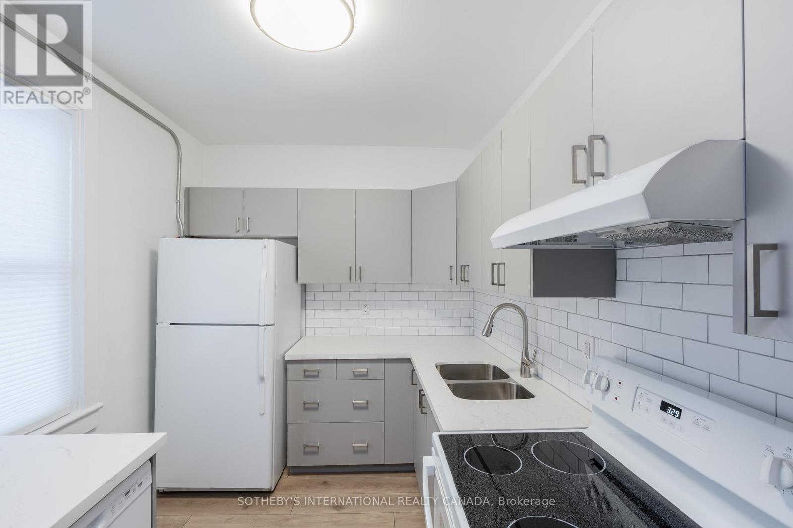 Upper - 15 Indian Rd Crescent, Toronto, Ontario  M6P 2E9 - Photo 12 - W12841082