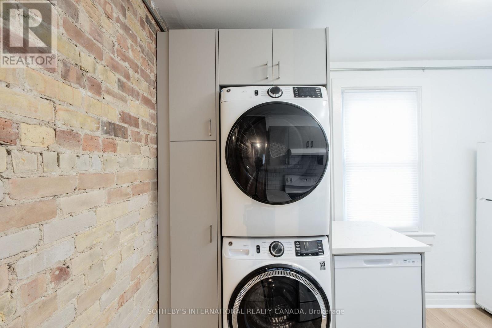 Upper - 15 Indian Rd Crescent, Toronto, Ontario  M6P 2E9 - Photo 15 - W12841082