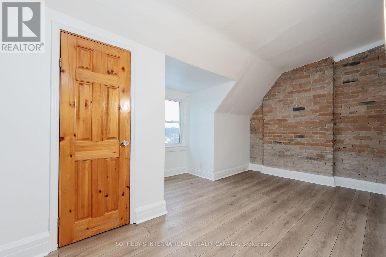 Upper - 15 Indian Rd Crescent, Toronto, Ontario  M6P 2E9 - Photo 21 - W12841082