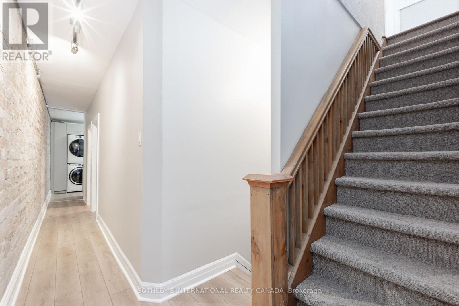 Upper - 15 Indian Rd Crescent, Toronto, Ontario  M6P 2E9 - Photo 27 - W12841082