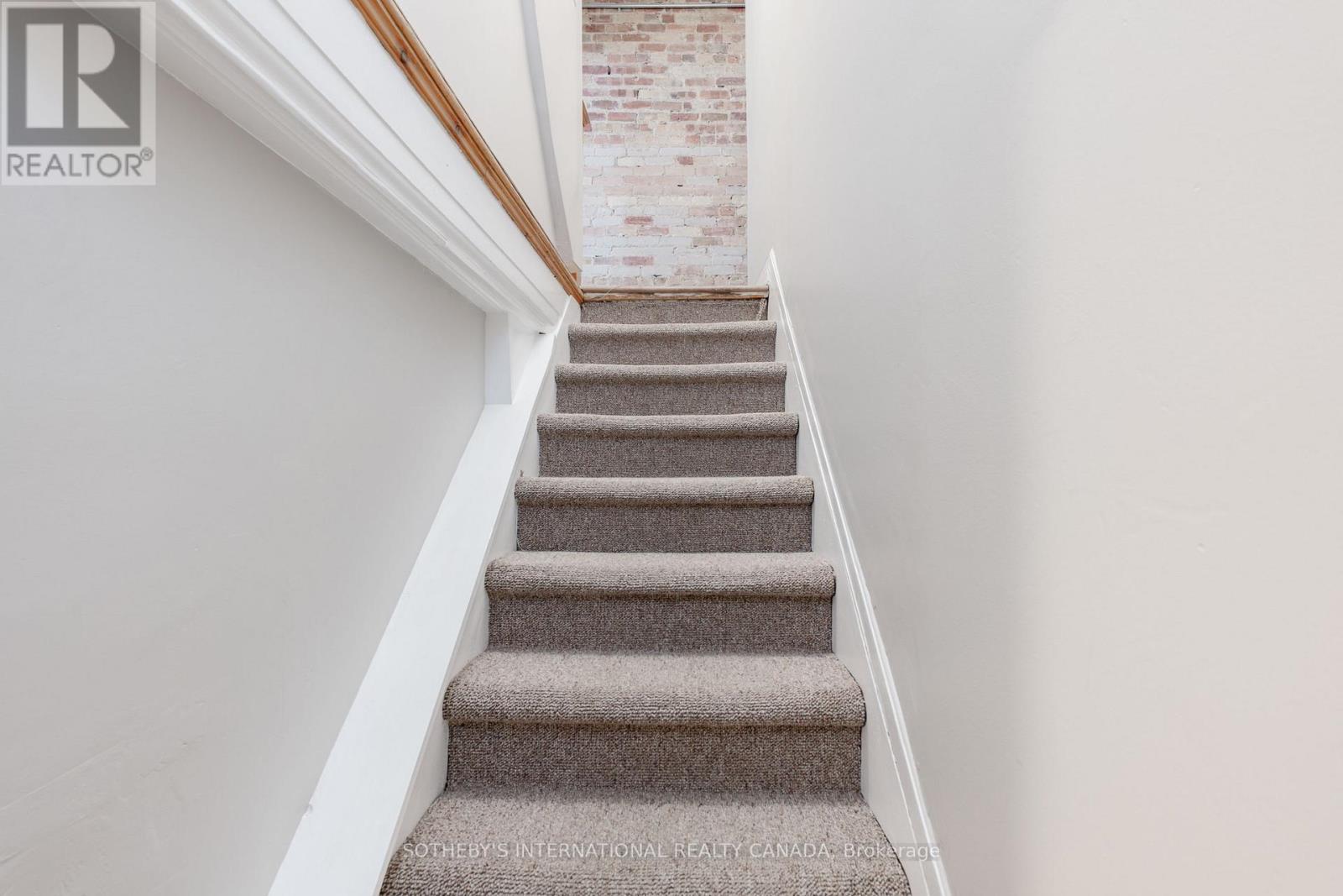 Upper - 15 Indian Rd Crescent, Toronto, Ontario  M6P 2E9 - Photo 30 - W12841082