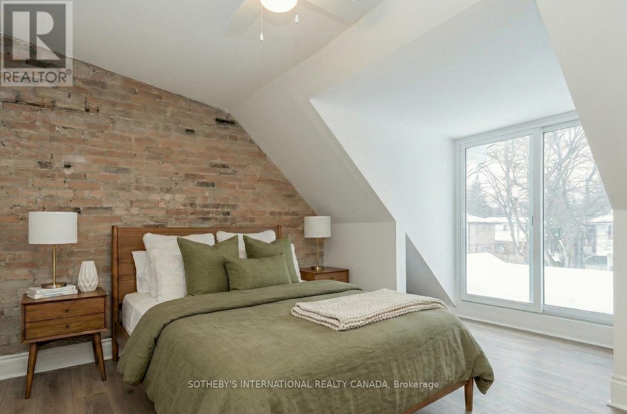 Upper - 15 Indian Rd Crescent, Toronto, Ontario  M6P 2E9 - Photo 4 - W12841082