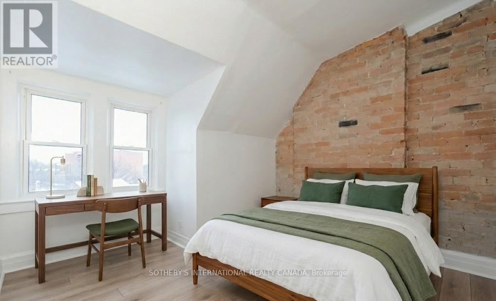 Upper - 15 Indian Rd Crescent, Toronto, Ontario  M6P 2E9 - Photo 6 - W12841082