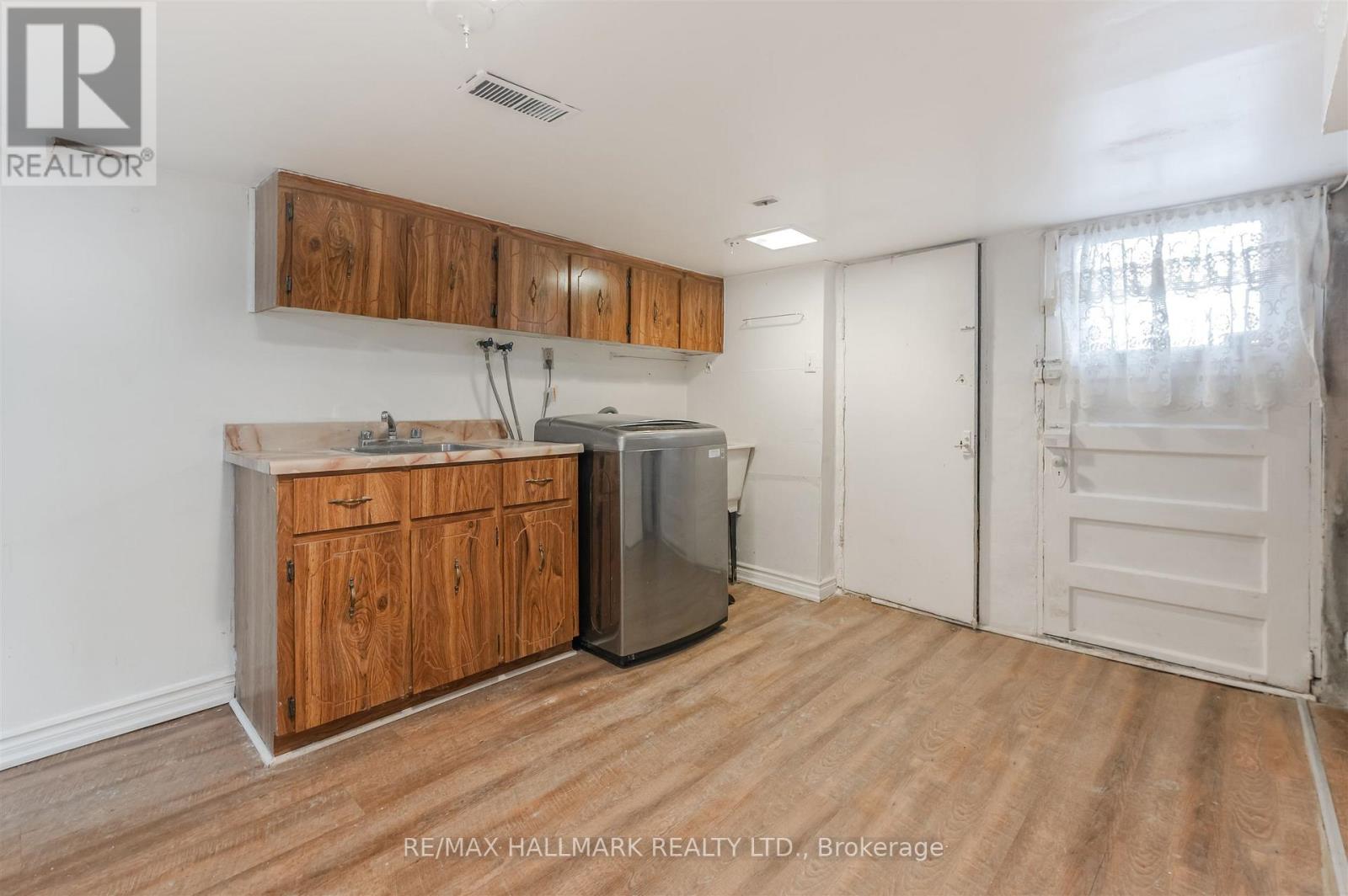 4 Irene Avenue, Toronto, Ontario  M6G 1M6 - Photo 38 - W12841124