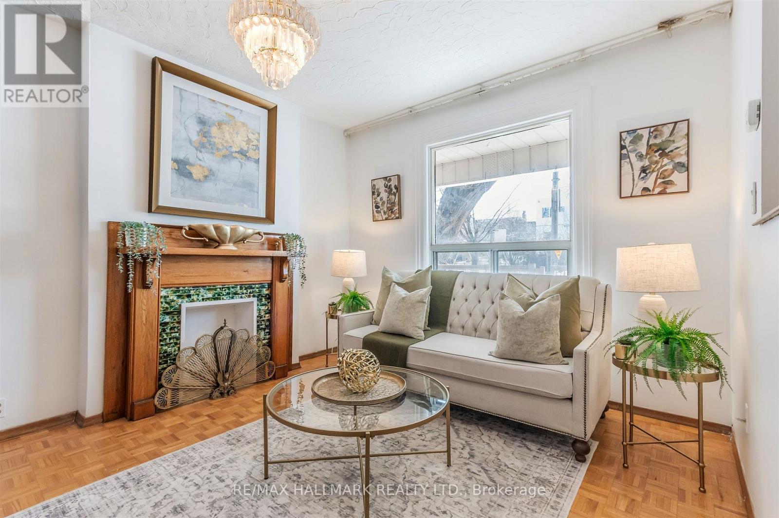 4 Irene Avenue, Toronto, Ontario  M6G 1M6 - Photo 7 - W12841124